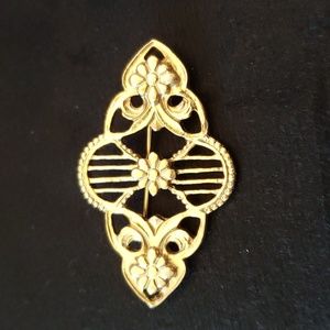 Vintage 1928  Brand Brooch  Gold toned Floral Filigree 19902 Grandma Core